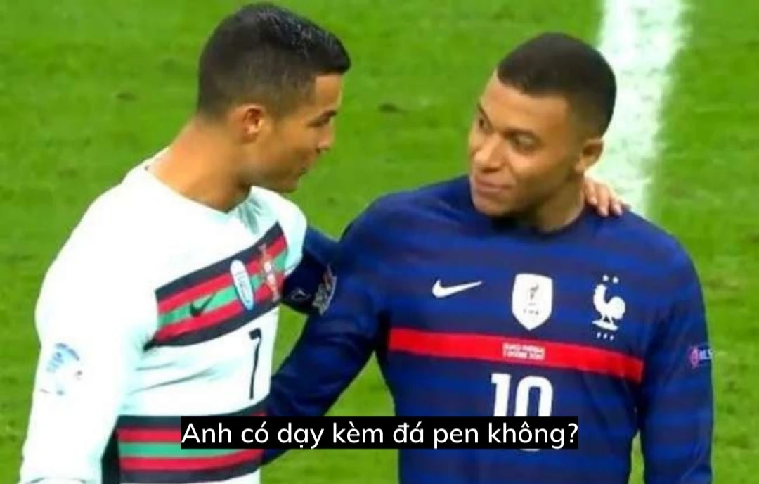 Mbappe hỏi Ronaldo "anh có dạy kèm đá pen không?"