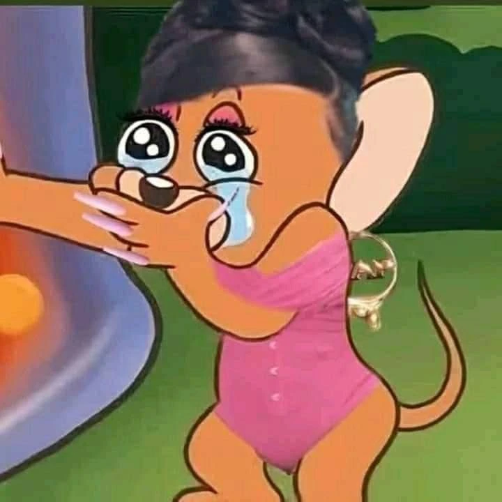 Chuột Jerry ăn mặc đĩ thõa ôm mặt khóc