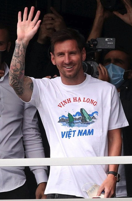 Messi mặc áo Vịnh Hạ Long Việt Nam vẫy tay chào