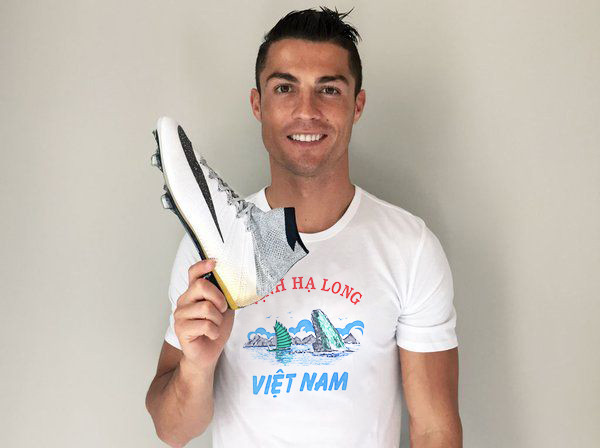 Ronaldo mặc áo Vịnh Hạ Long Việt Nam